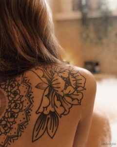 tatuajes en el hombro para mujeres
