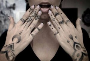 tatuajes en los dedos para mujeres